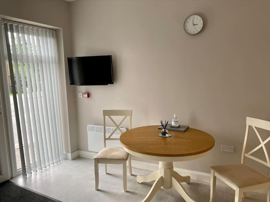 Erne Getaway No.8 Brand New 1 Bed Apartment Enniskillen Exterior foto